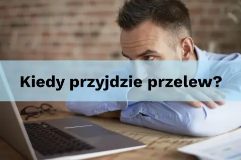 Zestresowany mężczyzna przy laptopie zastanawia się, kiedy przyjdzie przelew. Sprawdź, jak sprawdzić czy przelew doszedł.
