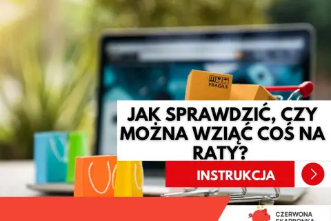 Małe kolorowe torby na zakupy i pudełka w wózku sklepowym na tle laptopa.