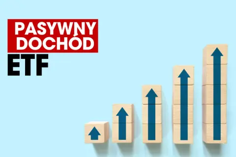 Drewniane klocki ułożone w rosnący wykres, z niebieskimi strzałkami w górę. Napis "PASYWNY DOCHÓD ETF".