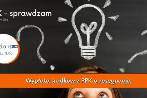 Kobieta patrzy w górę na tablicę z rysunkami żarówki i znaków zapytania.