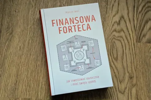 Okładka książki "Finansowa forteca" Marcina Iwuć z grafiką przedstawiającą zamek i elementy strategii finansowej.