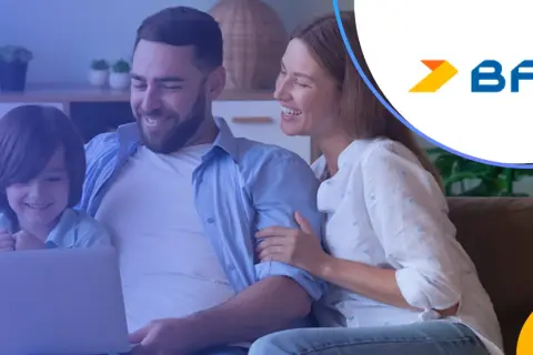 Rodzina ogląda coś na laptopie, uśmiechnięta. Logo BFF w rogu.