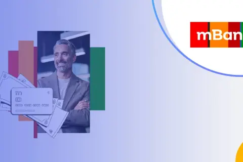 Uśmiechnięty mężczyzna z kartą płatniczą i banknotami. mBank: mkonto intensive opłaty.