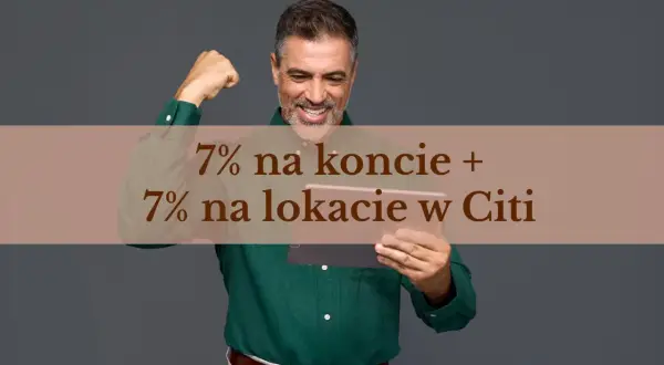 Uśmiechnięty mężczyzna z tabletem, zaciśniętą pięścią i tekstem "7% na koncie + 7% na lokacie w Citi".