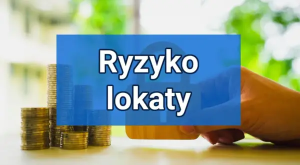 Stosy monet i dłoń trzymająca kartę bankową na tle zieleni. Napis "Ryzyko lokaty".
