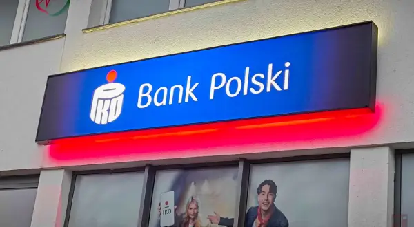 Jasny neon "Bank Polski" z czerwonym podświetleniem. Idealne miejsce, kiedy nowe lokaty w PKO BP kuszą atrakcyjnym oprocentowaniem.