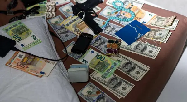 Pistolet, pieniądze (dolary i euro), paszport, biżuteria i telefon komórkowy.