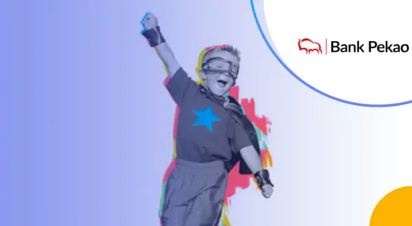 Chłopiec w stroju superbohatera, radośnie unosi rękę. To jakby mój skarb, konto bez minusów, które daje siłę! Bank Pekao.