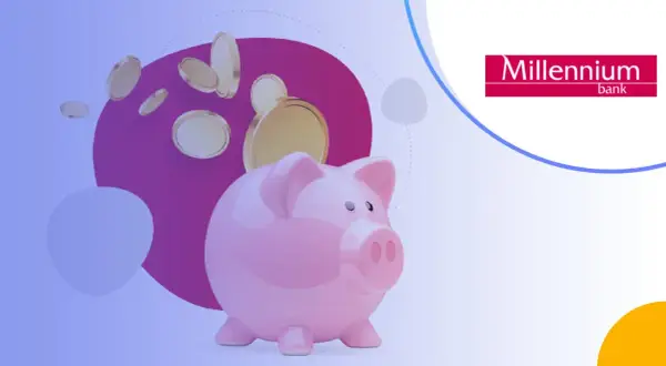 Różowa świnka skarbonka z monetami wpadającymi do środka. Millennium nowe środki na przyszłość.