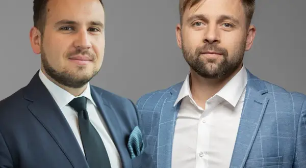 Dwóch mężczyzn w garniturach, gotowych doradzić, w co zainwestować 50 tys.