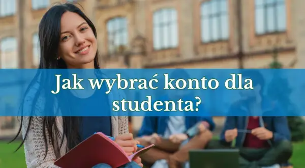 Uśmiechnięta studentka z notatnikiem przed budynkiem uniwersyteckim.