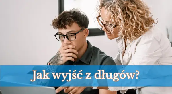Młody mężczyzna z tatuażami na ręce i okularach, zamyślony, z kobietą nad laptopem. Tekst: "Jak wyjść z długów?". Mam 300 tys długu.