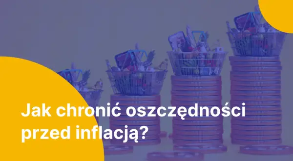 Stosy monet z koszykami zakupowymi pełnymi produktów spożywczych.