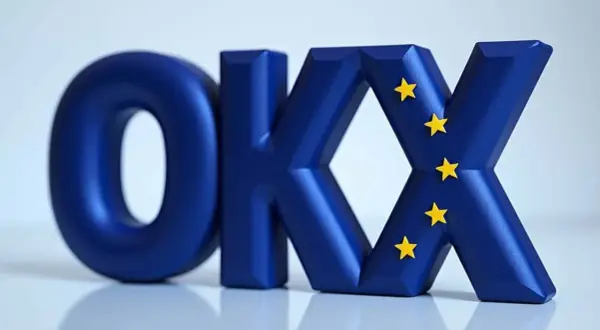 Niebieskie litery OKX z żółtymi gwiazdkami, symbolizujące Europę. Wiele osób szuka okx crypto opinie przed inwestycją.