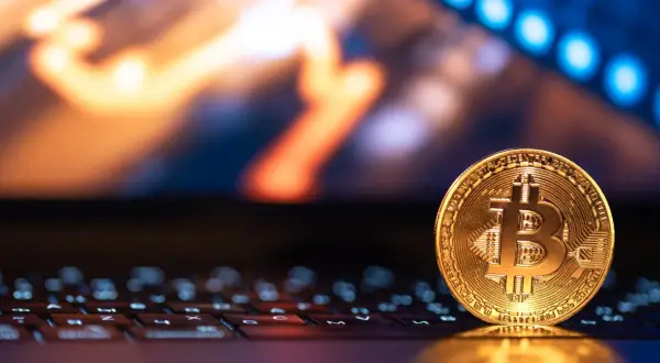 Złoty Bitcoin na klawiaturze, symbolizujący świat kryptowalut. Co to jest i jak działa?