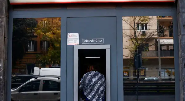 Kobieta korzysta z bankomatu UniCredit.