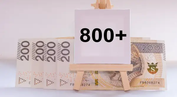 Polskie banknoty 200 zł i tabliczka z napisem "800+".