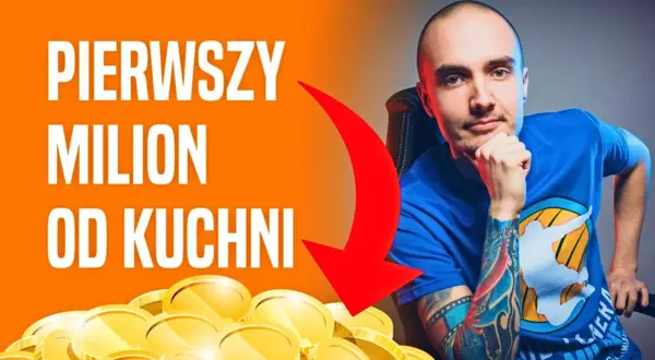 Mężczyzna z tatuażami, stos monet i napis "Pierwszy milion od kuchni".