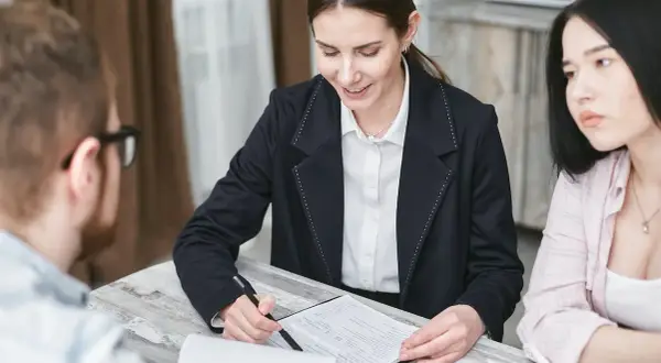 Doradca finansowy omawia z klientami kredyt konsolidacyjny czy warto.