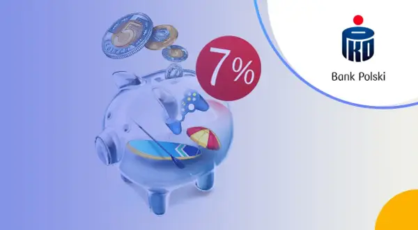 Przezroczysta skarbonka z monetami, zabawkami i parasolką plażową. Obok czerwone kółko z napisem 7%. Logo PKO Bank Polski.