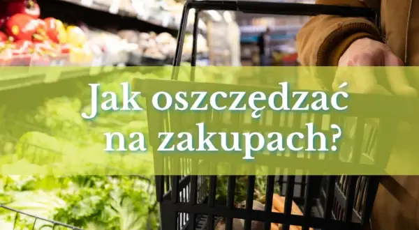 Ręka trzymająca koszyk sklepowy z warzywami, z napisem "Jak oszczędzać na zakupach?".