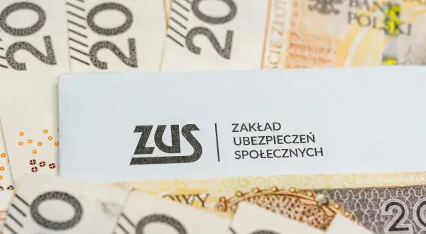 ZUS na tle polskich banknotów 200 zł.