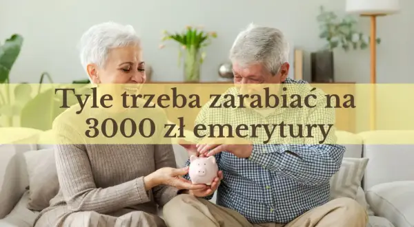 Starsze małżeństwo wkłada monetę do świnki skarbonki.