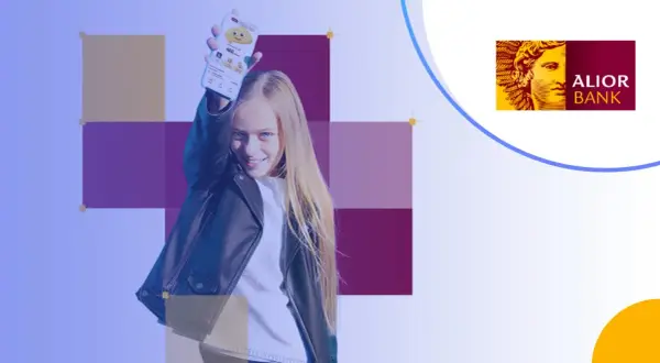 Dziewczyna trzyma smartfon z aplikacją bankową Alior. Logo Alior Bank.
