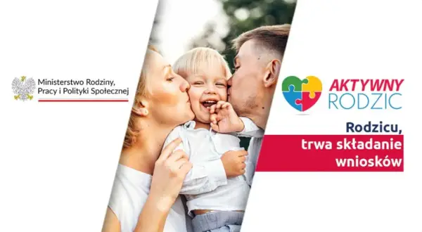 Rodzice całujący uśmiechnięte dziecko, logo "Aktywny Rodzic" i Ministerstwo Rodziny.