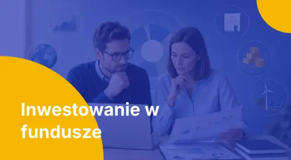 Para analizująca wykresy i dane, zastanawiająca się, czy warto grać na giełdzie, inwestując w fundusze.