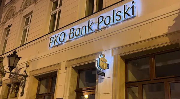 Neony z napisem "PKO Bank Polski" na fasadzie budynku.