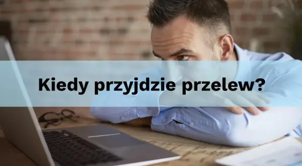 Zestresowany mężczyzna przy laptopie zastanawia się, kiedy przyjdzie przelew. Sprawdź, jak sprawdzić czy przelew doszedł.