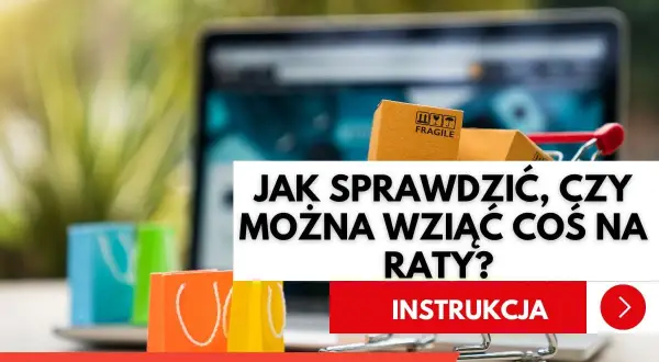 Małe kolorowe torby na zakupy i pudełka w wózku sklepowym na tle laptopa.