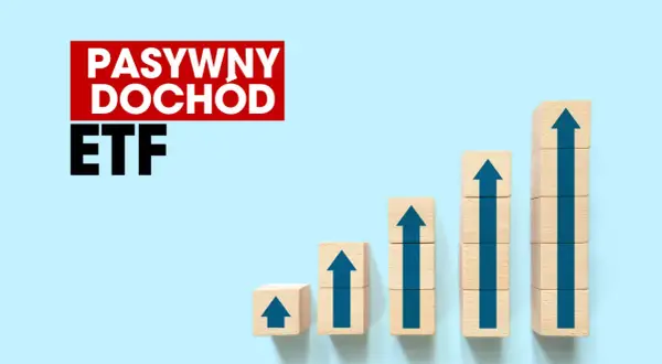 Drewniane klocki ułożone w rosnący wykres, z niebieskimi strzałkami w górę. Napis "PASYWNY DOCHÓD ETF".