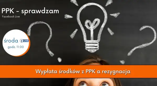 Kobieta patrzy w górę na tablicę z rysunkami żarówki i znaków zapytania.