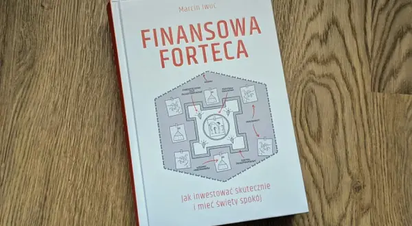 Okładka książki "Finansowa forteca" Marcina Iwuć z grafiką przedstawiającą zamek i elementy strategii finansowej.