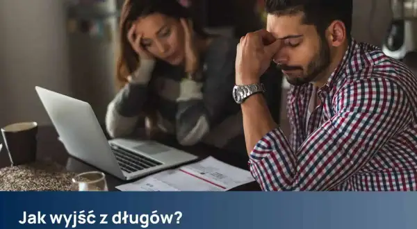 Para zmartwiona przy laptopie, szukająca odpowiedzi na pytanie: jak wyjść z długów? Skuteczne metody są na wyciągnięcie ręki.