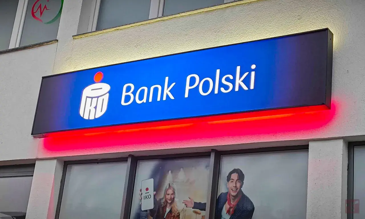 Jasny neon "Bank Polski" z czerwonym podświetleniem. Idealne miejsce, kiedy nowe lokaty w PKO BP kuszą atrakcyjnym oprocentowaniem.