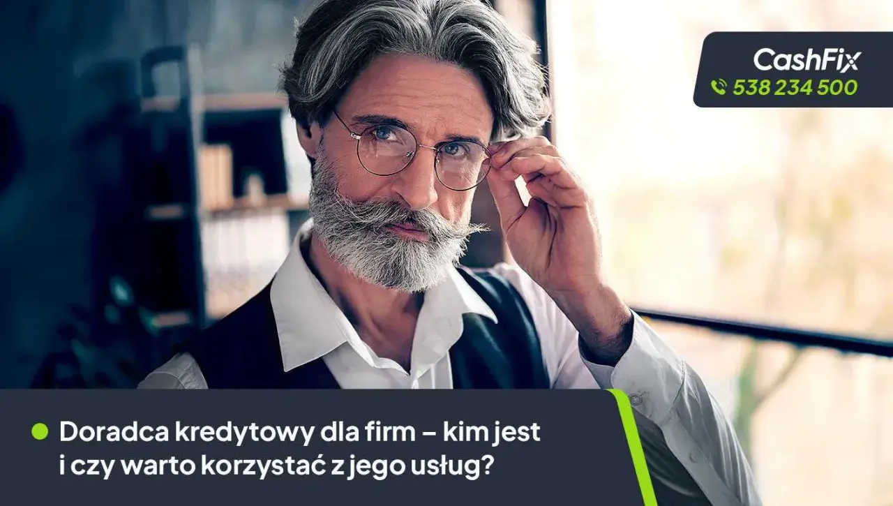 Doświadczony doradca kredytowy w okularach, z siwą brodą i wąsami, poprawia okulary. Obok logo CashFix i numer telefonu.