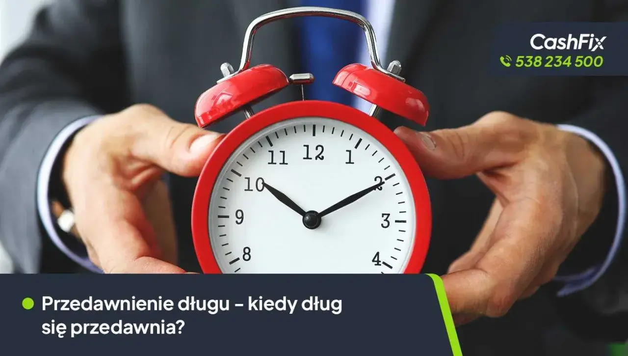 Dłoń trzyma czerwony budzik, symbolizując czas. Kiedy przedawnia się dług w firmie windykacyjnej? Sprawdź, jak działa termin przedawnienia.