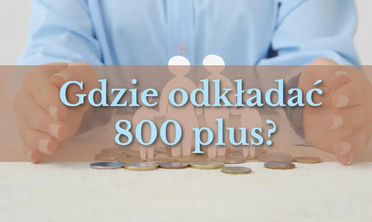 Ręce trzymają monety, a na nich napis