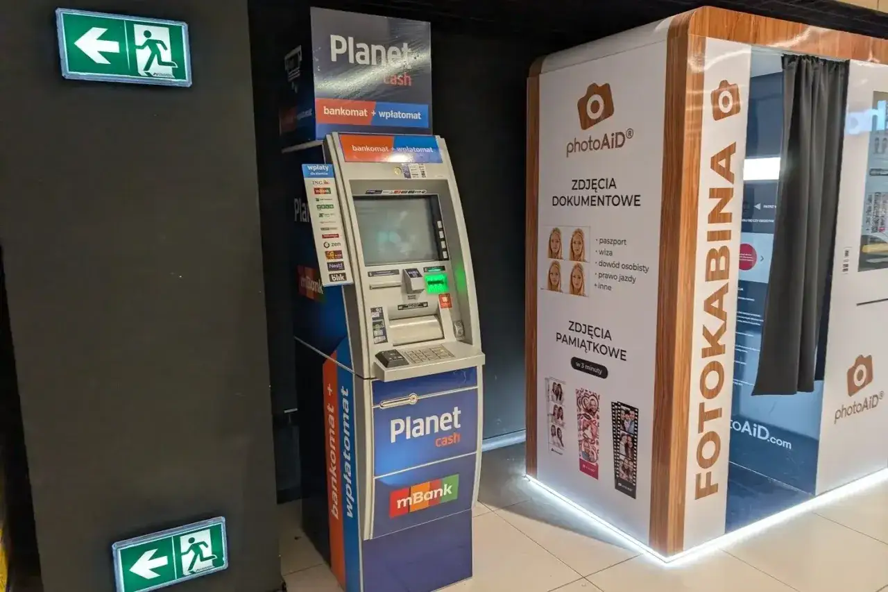 Bankomat Planet Cash, gdzie można dokonać wpłat i wypłat, obok fotokabiny photoAID. Bezpłatne bankomaty ING są dostępne w pobliżu.