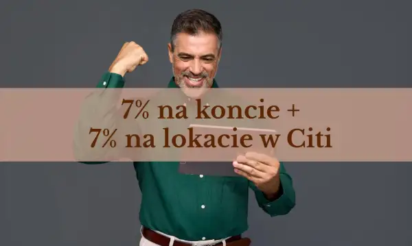 Uśmiechnięty mężczyzna z tabletem, zaciśniętą pięścią i tekstem "7% na koncie + 7% na lokacie w Citi".