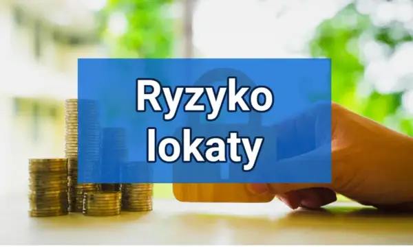 Stosy monet i dłoń trzymająca kartę bankową na tle zieleni. Napis "Ryzyko lokaty".