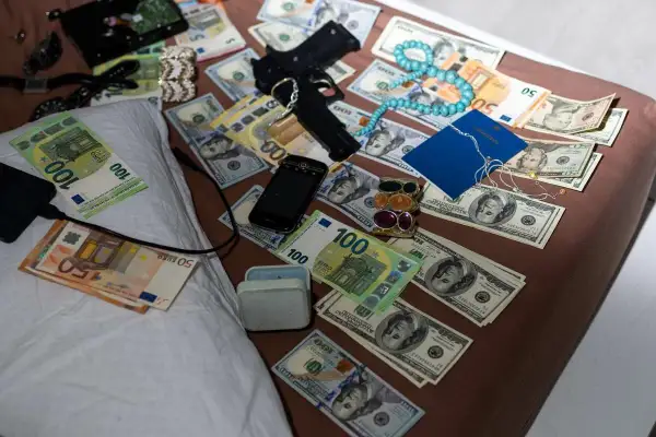 Pistolet, pieniądze (dolary i euro), paszport, biżuteria i telefon komórkowy.