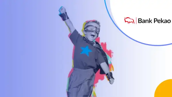 Chłopiec w stroju superbohatera, radośnie unosi rękę. To jakby mój skarb, konto bez minusów, które daje siłę! Bank Pekao.