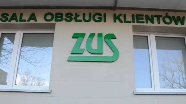 ZUS. Sala obsługi klientów. Czy można wypłacić pieniądze z subkonta za życia? Zapytaj w placówce.