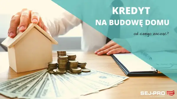 Kredyt na budowę domu: stos monet i banknotów obok drewnianego modelu domu. Od czego zacząć?