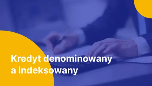 Dłonie osoby w garniturze nad kalkulatorem i dokumentami. Napis "Kredyt denominowany a indeksowany".