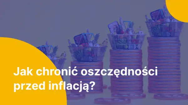 Stosy monet z koszykami zakupowymi pełnymi produktów spożywczych.